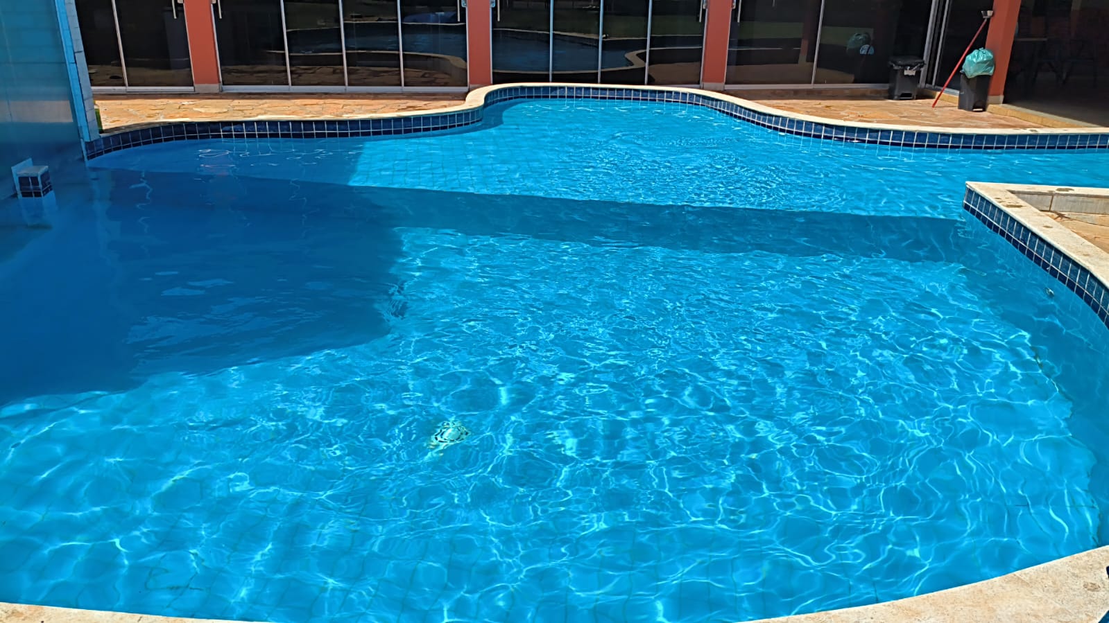 Piscina com água cristalina após limpeza