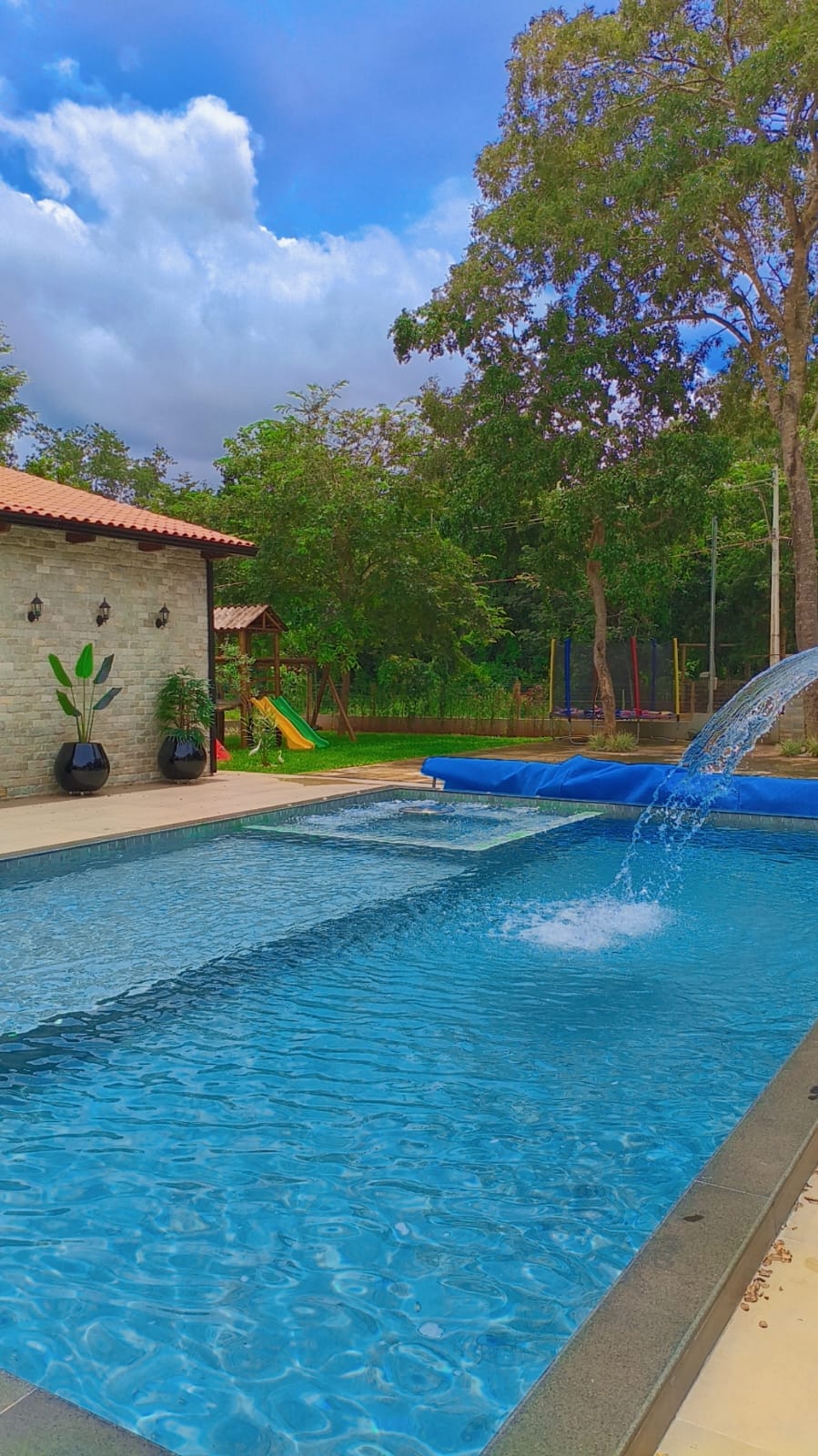 Piscina cristalina com área de lazer luxuosa